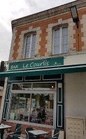 Le Courlis outside