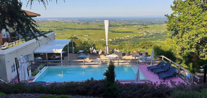 Auberge Les Hauts De Chenas outside