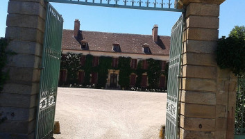 Le Cheval Blanc outside