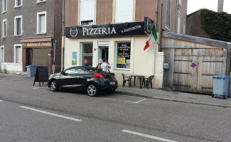 Pizza Tonio outside