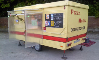 Pizza Mobil' outside