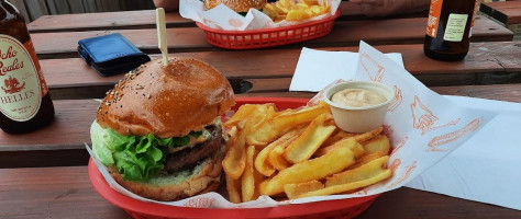 Yellow Bus Burger Beaune food