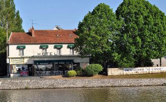 Auberge du Pont-Canal outside