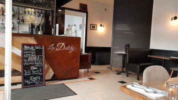 Les Dutchy's inside