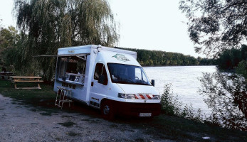 Authentique Food Truck outside