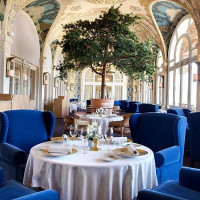 Les Fresques Hôtel Royal inside