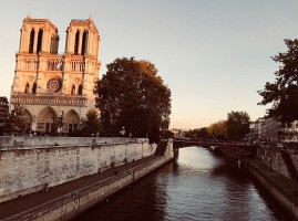 le notre dame outside