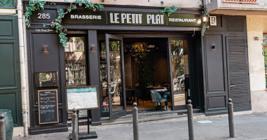 Le Petit Plat outside