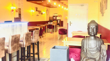 Bombay Journal Dentro