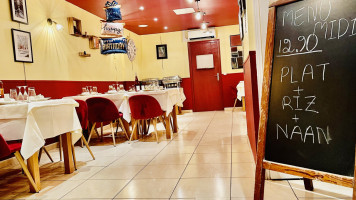 Bombay Journal Dentro