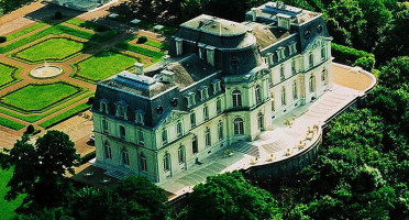 L'origan Château D'artigny outside