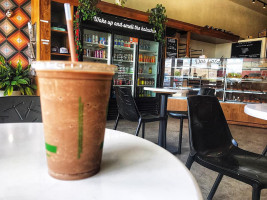 Les Plaisirs Gourmands inside