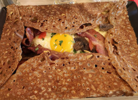 Twist N' Crepes food