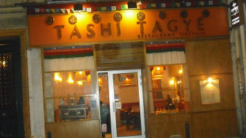 Tashi Tagyé outside