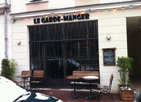 Le Garde-Manger outside