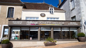 Auberge Joseph Mellot outside