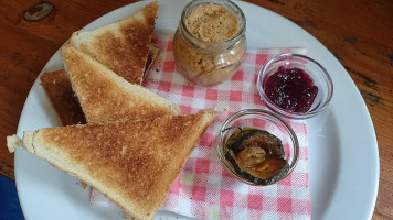 Giant's Ditch Inn food