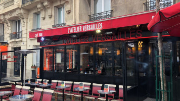 L'Atelier Versailles outside