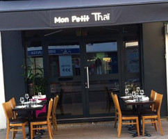 Mon Petit Thai outside