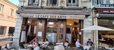 Le Cafe des Arts outside