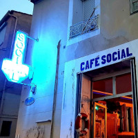 Le Cafe Social outside