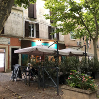 Le Printemps outside