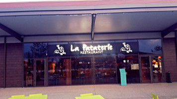 La Pataterie outside