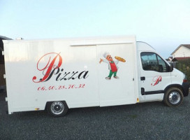 Camion Pizza Laetitia outside