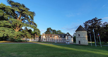 Restaurant du Golf du Chateau de la Couharde outside