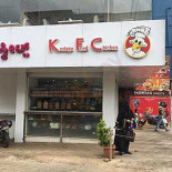 De L'hippodrome outside