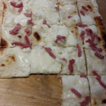 Taverne Karlsbraeu Bonsecours food