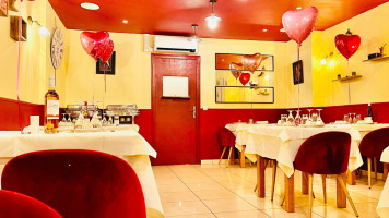 Bombay Journal Dentro