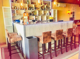 Bombay Journal Dentro