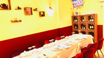 Bombay Journal Dentro