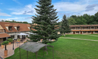 Hôtel L'orée Des Chênes, The Originals Relais outside