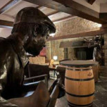 Au Bord de la Source Dentro