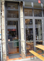 L'aléa Table outside