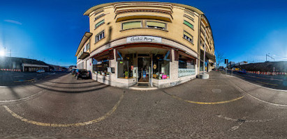 Brasserie Le Caprice outside