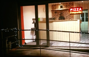 Les Pizz' De Rom outside