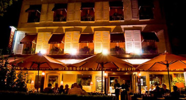 L'Avenue outside