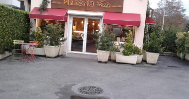 Pizza Fredo outside