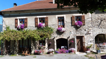 L'auberge Du Moulin outside