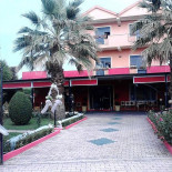 Le Mata Hari Exterior